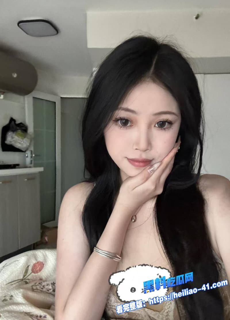 真实兄妹乱伦父母不在家兄妹两人开房去偷情哥哥无套猛操妹妹高潮之后直接拿矿泉水瓶子疯狂挑逗2