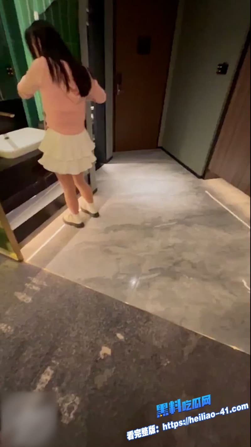真实兄妹乱伦父母不在家兄妹两人开房去偷情哥哥无套猛操妹妹高潮之后直接拿矿泉水瓶子疯狂挑逗6