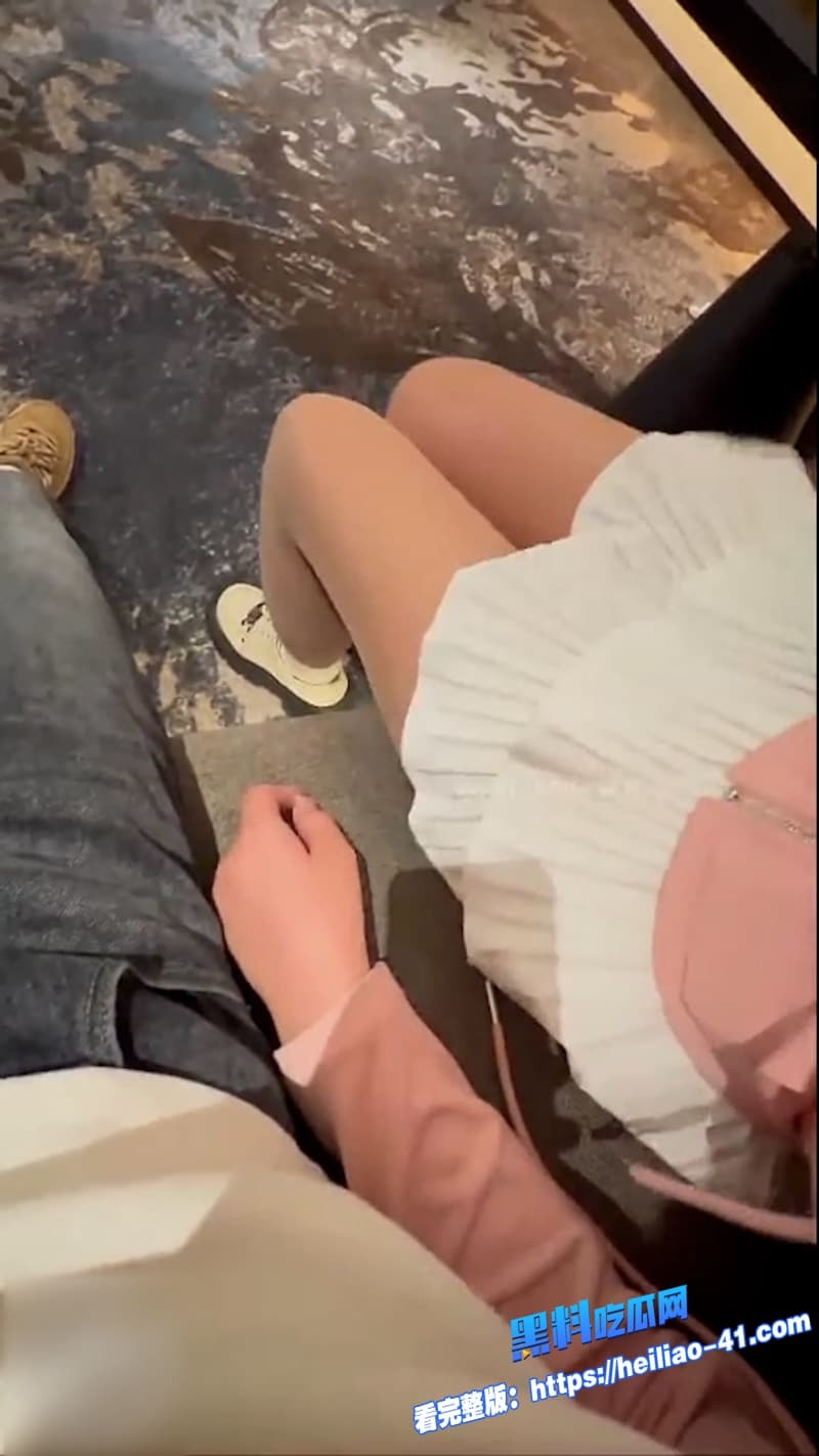 真实兄妹乱伦父母不在家兄妹两人开房去偷情哥哥无套猛操妹妹高潮之后直接拿矿泉水瓶子疯狂挑逗7