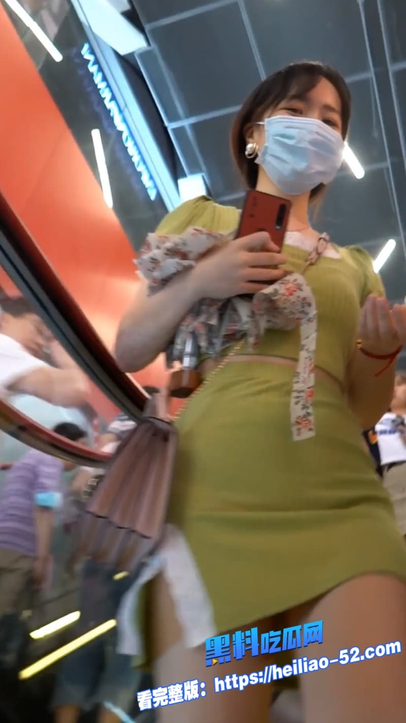 CD商场多个美女不穿内裤裙底走光视频流出鲜嫩丰满穴肉紧闭零距离抄底 2