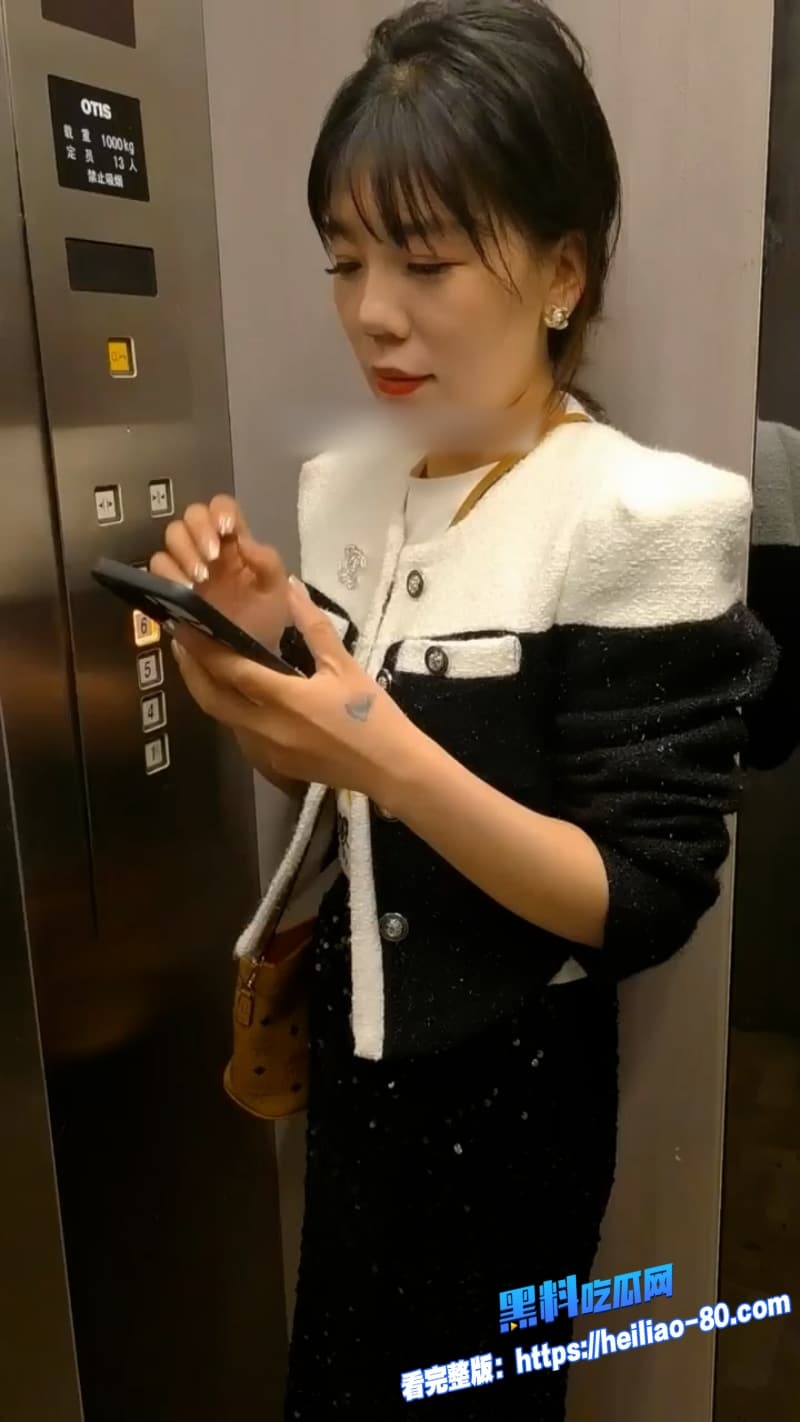电梯少妇下面塞着跳蛋跪舔主人酒店内各种姿势疯狂抽插画面又骚又真实1