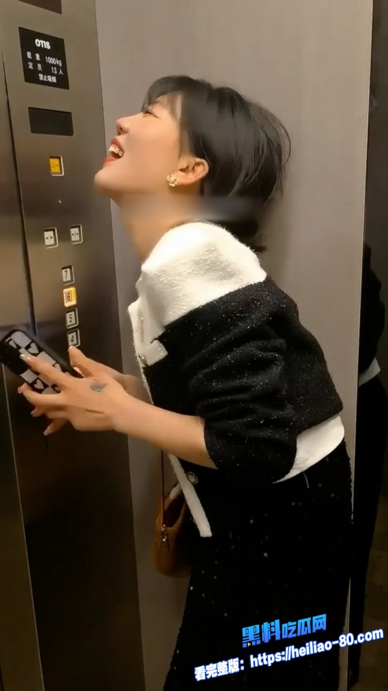 电梯少妇下面塞着跳蛋跪舔主人酒店内各种姿势疯狂抽插画面又骚又真实2