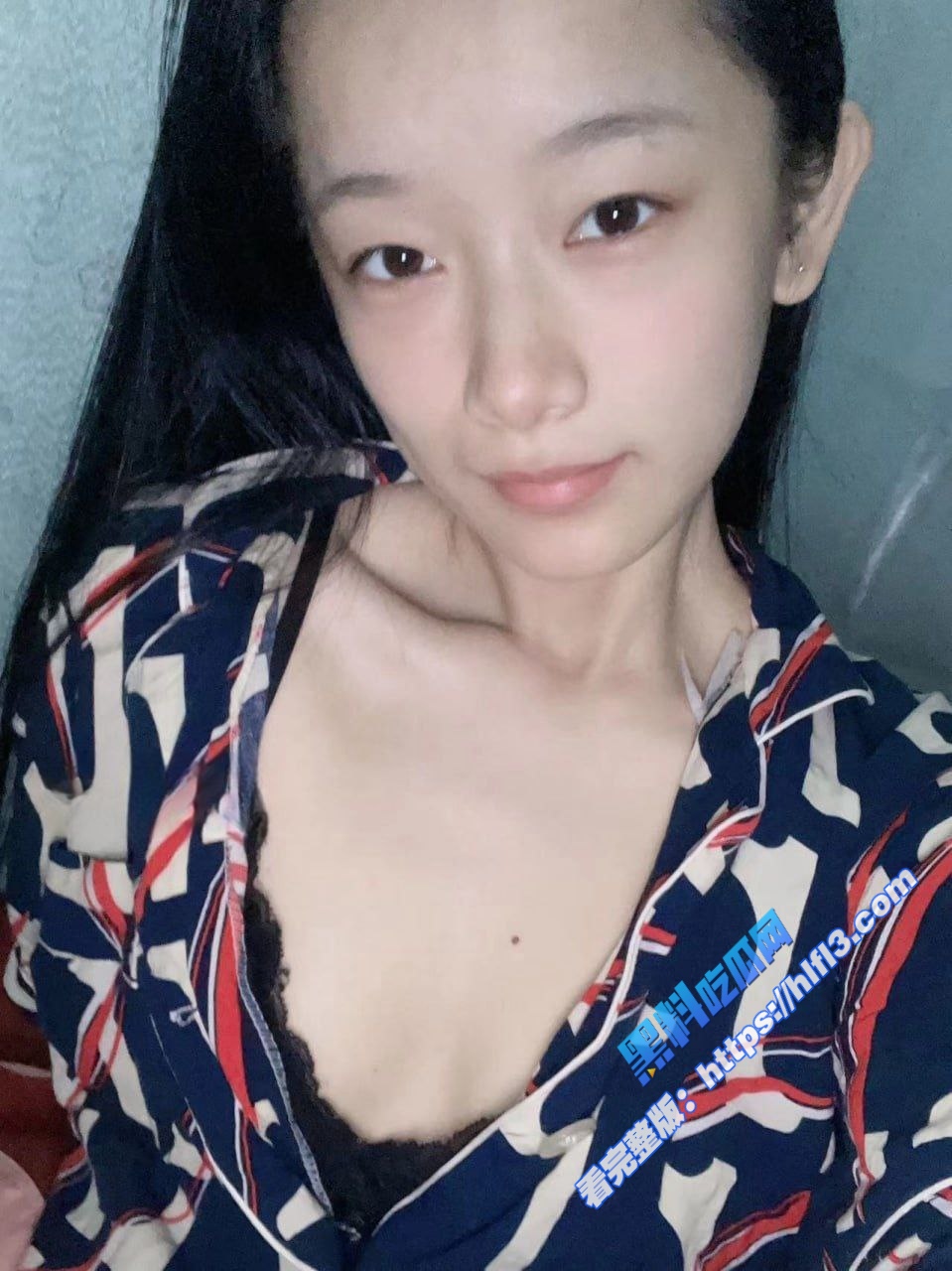 推特网黄博主 胡椒籽 浴室裸体放尿 拿着水晶假屌暴力抽插自己小穴！3