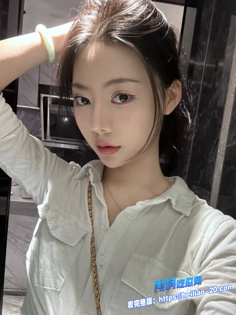 哥哥喝醉上头偷偷爬上妹妹床边不管她来大姨妈掰开内裤就硬插 1 哥哥喝醉上头偷偷爬上妹妹床边不管她来大姨妈掰开内裤就硬插 1