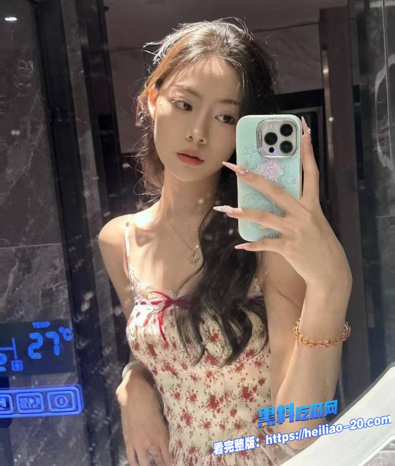 哥哥喝醉上头偷偷爬上妹妹床边不管她来大姨妈掰开内裤就硬插 2 哥哥喝醉上头偷偷爬上妹妹床边不管她来大姨妈掰开内裤就硬插 2
