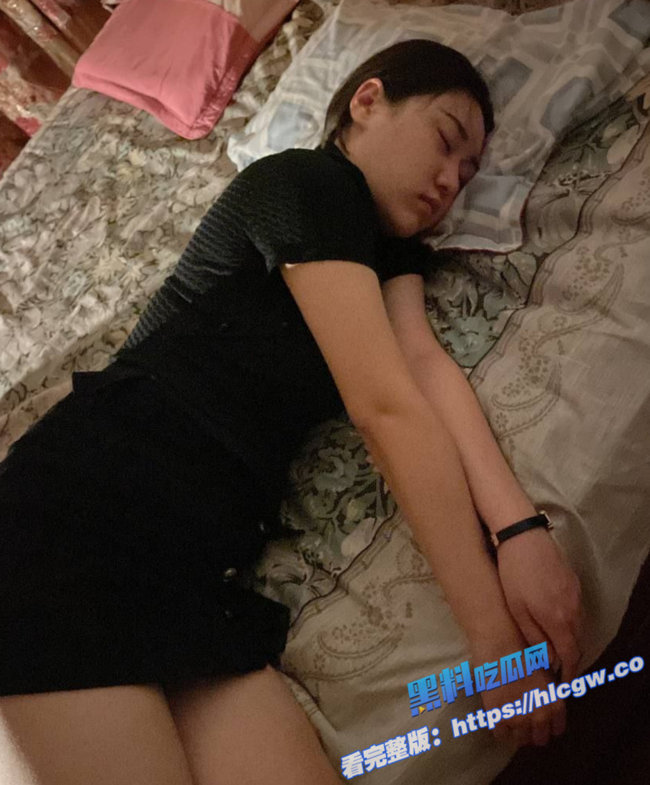 真实迷奸视频流出！小红书上的空姐 约出来下药  瘫软在床上 任由摆弄姿势抽插！图4