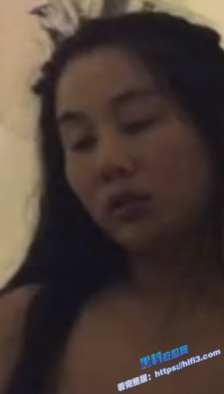 人妻少妇和同事家中打炮 骚母狗被爆操 一边打电话一边后入 被操的淫叫不断！3