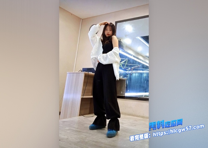 金主重金定制泄密流出高颜值艺校舞蹈系美女宿舍一字马全裸展示淫声喘息疯狂自慰 图4 金主重金定制泄密流出高颜值艺校舞蹈系美女宿舍一字马全裸展示淫声喘息疯狂自慰 图4