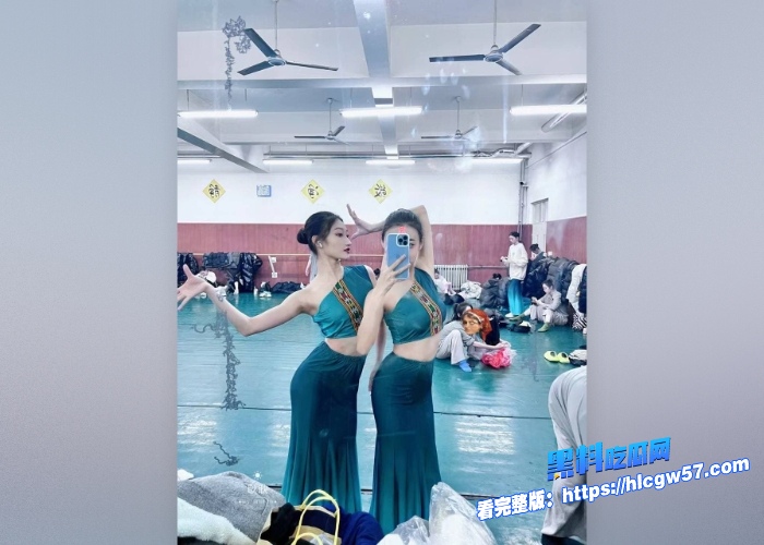 金主重金定制泄密流出高颜值艺校舞蹈系美女宿舍一字马全裸展示淫声喘息疯狂自慰 图7 金主重金定制泄密流出高颜值艺校舞蹈系美女宿舍一字马全裸展示淫声喘息疯狂自慰 图7