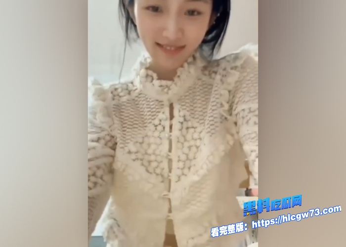 上海师范大学校花邓乔馨被富二代男友包养不雅私聊视频曝光超清纯可爱的脸蛋下做着浪荡的事反差至极 图1 上海师范大学校花邓乔馨被富二代男友包养不雅私聊视频曝光超清纯可爱的脸蛋下做着浪荡的事反差至极 图1
