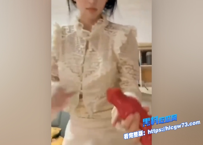 上海师范大学校花邓乔馨被富二代男友包养不雅私聊视频曝光超清纯可爱的脸蛋下做着浪荡的事反差至极 图6 上海师范大学校花邓乔馨被富二代男友包养不雅私聊视频曝光超清纯可爱的脸蛋下做着浪荡的事反差至极 图6