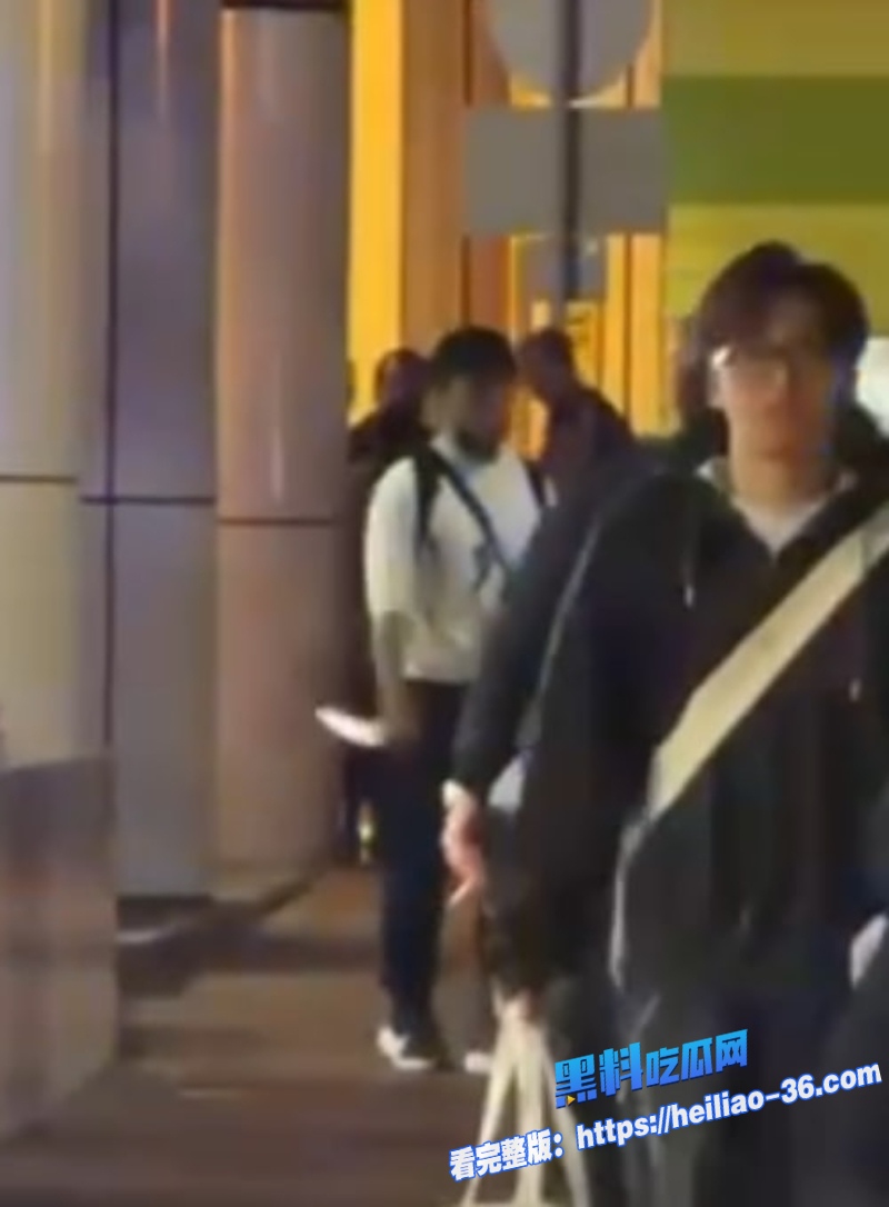 香港屯门DONKI持刀挟持女子越南汉偷牛肉刀街头狂挥警方开两枪救人质击毙毒贩 2 香港屯门DONKI持刀挟持女子越南汉偷牛肉刀街头狂挥警方开两枪救人质击毙毒贩 2