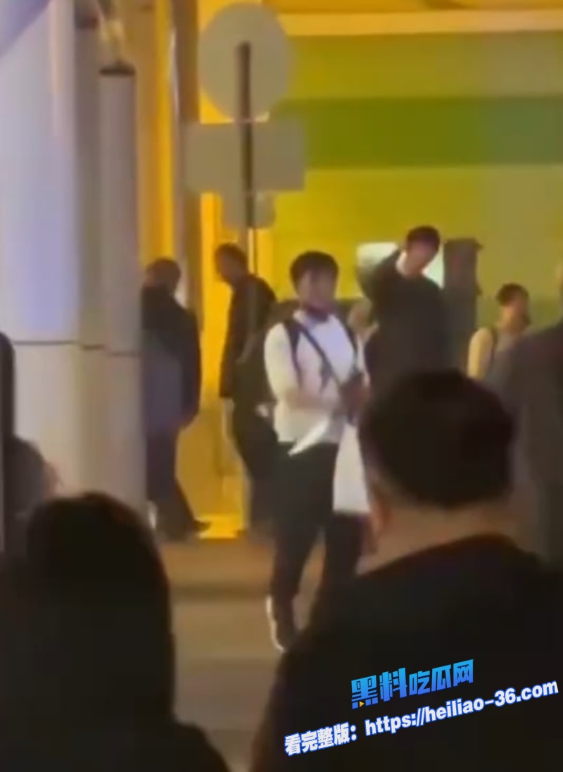 香港屯门DONKI持刀挟持女子越南汉偷牛肉刀街头狂挥警方开两枪救人质击毙毒贩 3 香港屯门DONKI持刀挟持女子越南汉偷牛肉刀街头狂挥警方开两枪救人质击毙毒贩 3