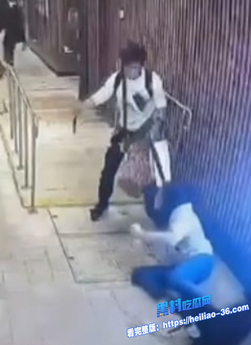 香港屯门DONKI持刀挟持女子越南汉偷牛肉刀街头狂挥警方开两枪救人质击毙毒贩 5 香港屯门DONKI持刀挟持女子越南汉偷牛肉刀街头狂挥警方开两枪救人质击毙毒贩 5