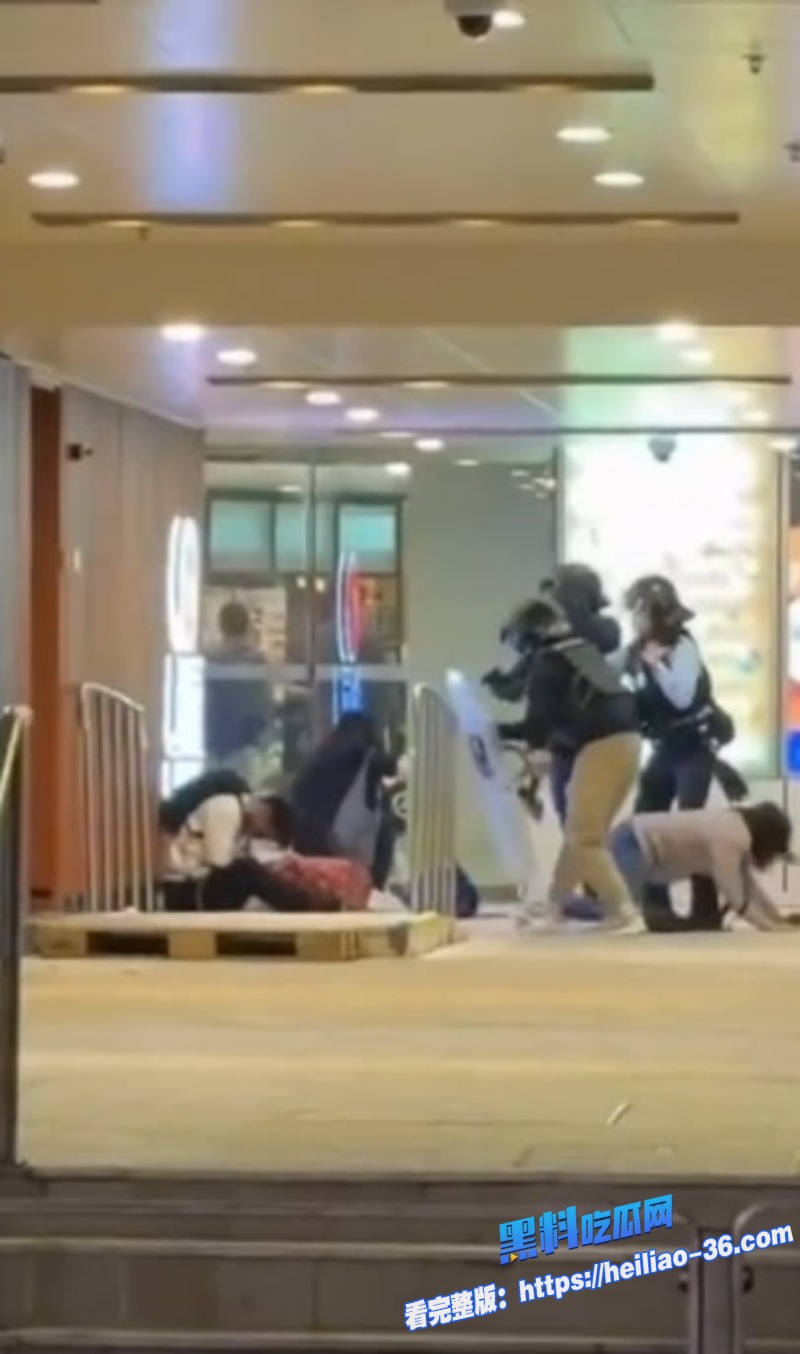 香港屯门DONKI持刀挟持女子越南汉偷牛肉刀街头狂挥警方开两枪救人质击毙毒贩 8 香港屯门DONKI持刀挟持女子越南汉偷牛肉刀街头狂挥警方开两枪救人质击毙毒贩 8