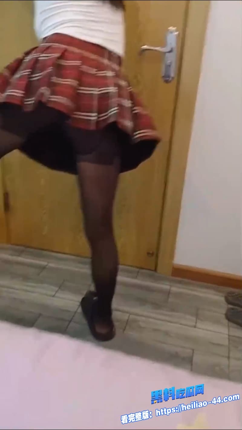 高颜值学姐与学弟出租屋做爱视频流出身穿黑丝JK被无套暴力打桩最后直接偷偷射进去4
