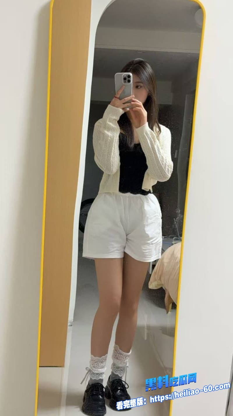 海角姐弟乱伦表姐玩大冒险输了被表弟沙发上无套后入爆操到白浆直流4 海角姐弟乱伦表姐玩大冒险输了被表弟沙发上无套后入爆操到白浆直流4