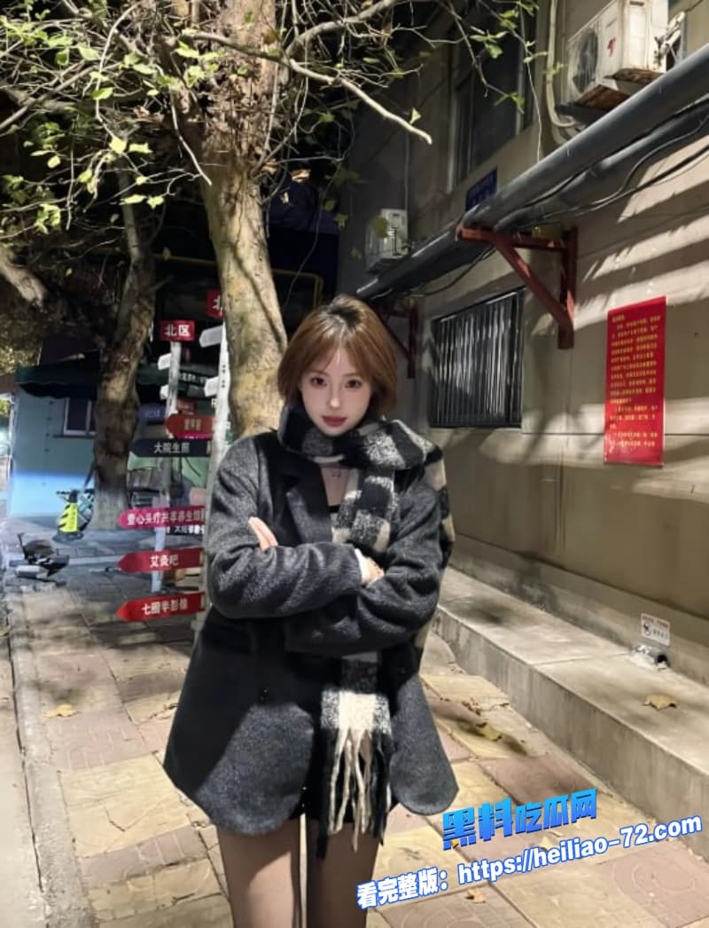肉欲网红小姐姐自摸骚穴被花臂炮友扛腿猛操第一视角狂插湿穴超带感1