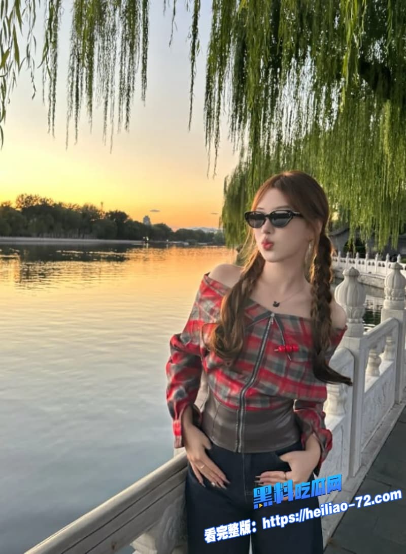肉欲网红小姐姐自摸骚穴被花臂炮友扛腿猛操第一视角狂插湿穴超带感6