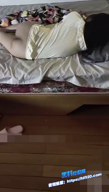 真实兄妹乱伦！暗恋妹妹很久 终于忍不住趁她睡觉潜入她的闺房 强上了妹妹！图1