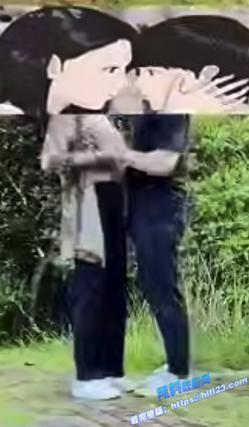 真实母子乱伦！我和儿子真实的乱伦故事之爬山变野战 无套后入老妈的大骚穴！2