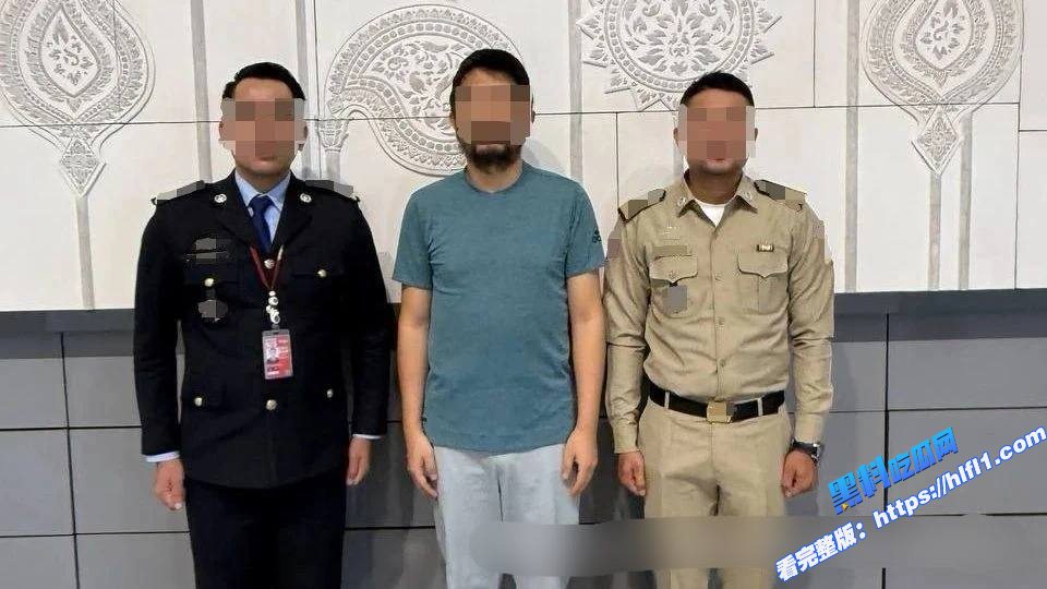 警方向中国警方移交两名逃犯02