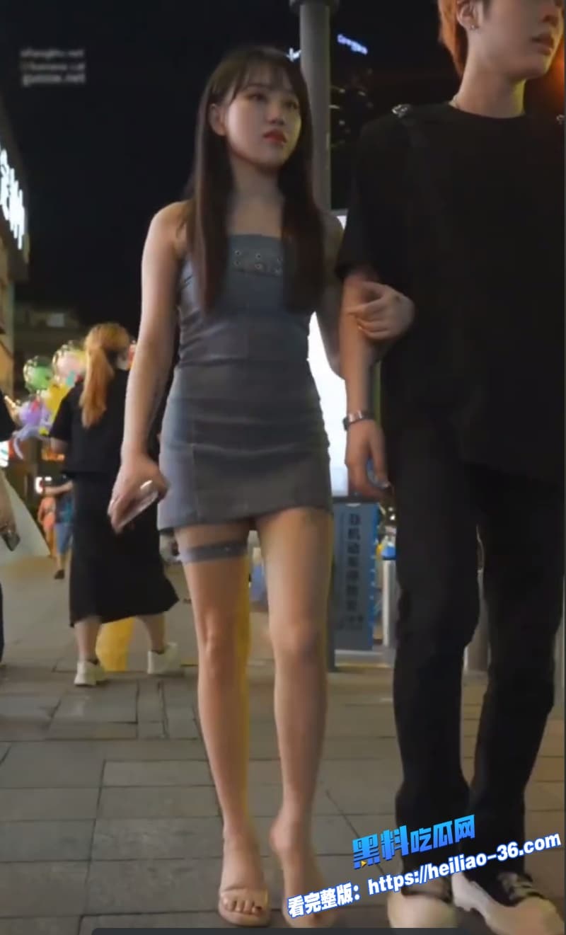 街头BC抄底曝光时尚美女紧身牛仔短裙加透明高跟排队岔腿裙底走光丁字裤湿痕直击粉嫩小穴1