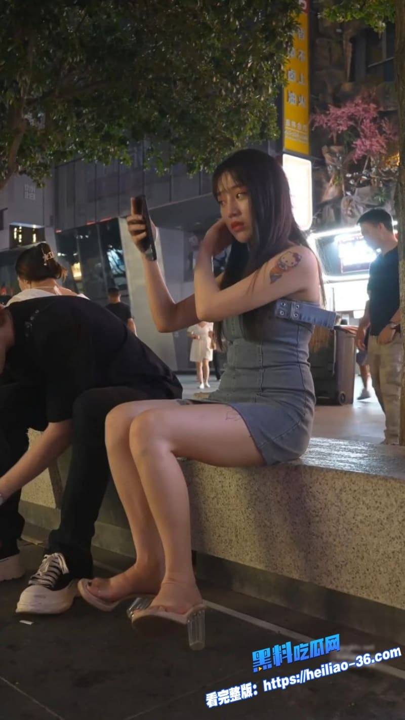街头BC抄底曝光时尚美女紧身牛仔短裙加透明高跟排队岔腿裙底走光丁字裤湿痕直击粉嫩小穴3