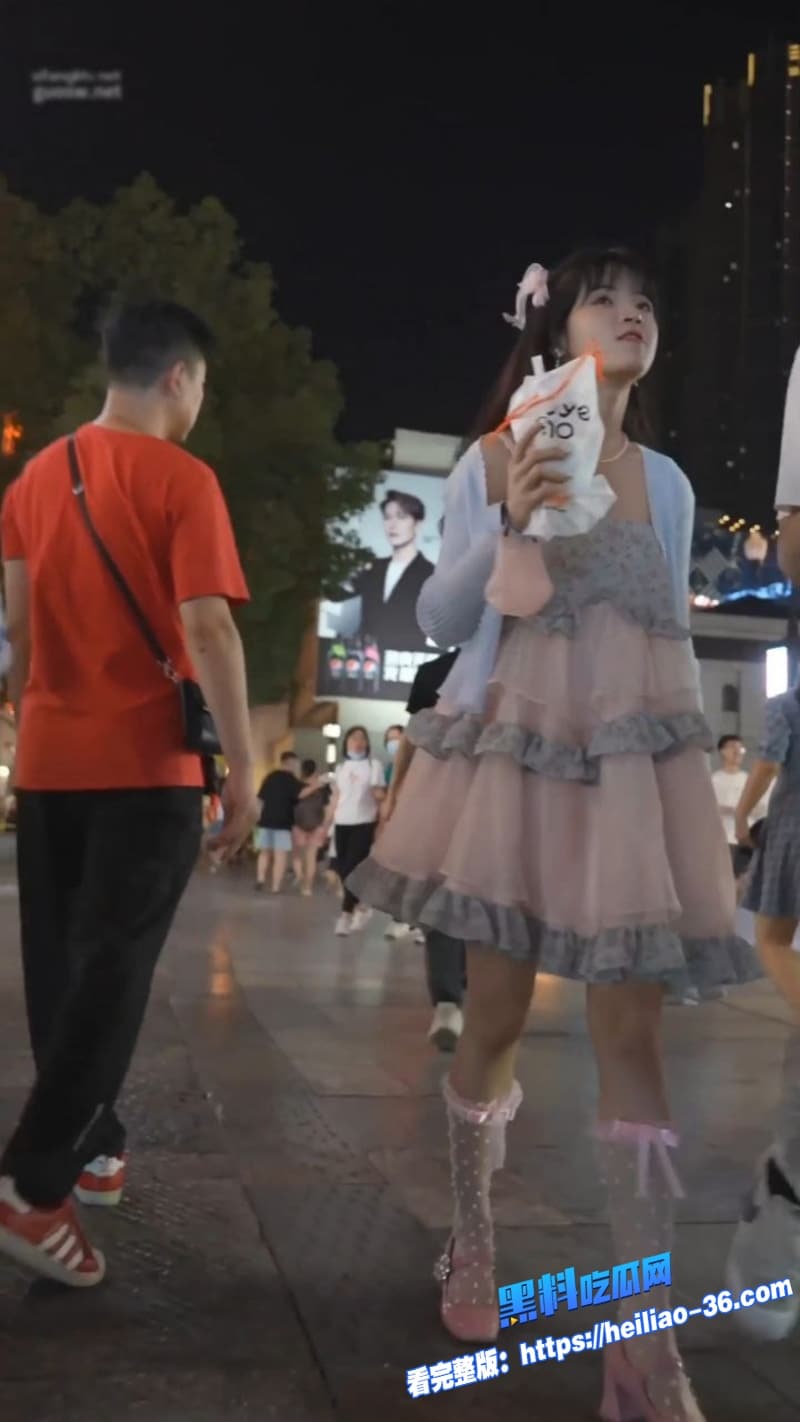 街头BC抄底曝光时尚美女紧身牛仔短裙加透明高跟排队岔腿裙底走光丁字裤湿痕直击粉嫩小穴9