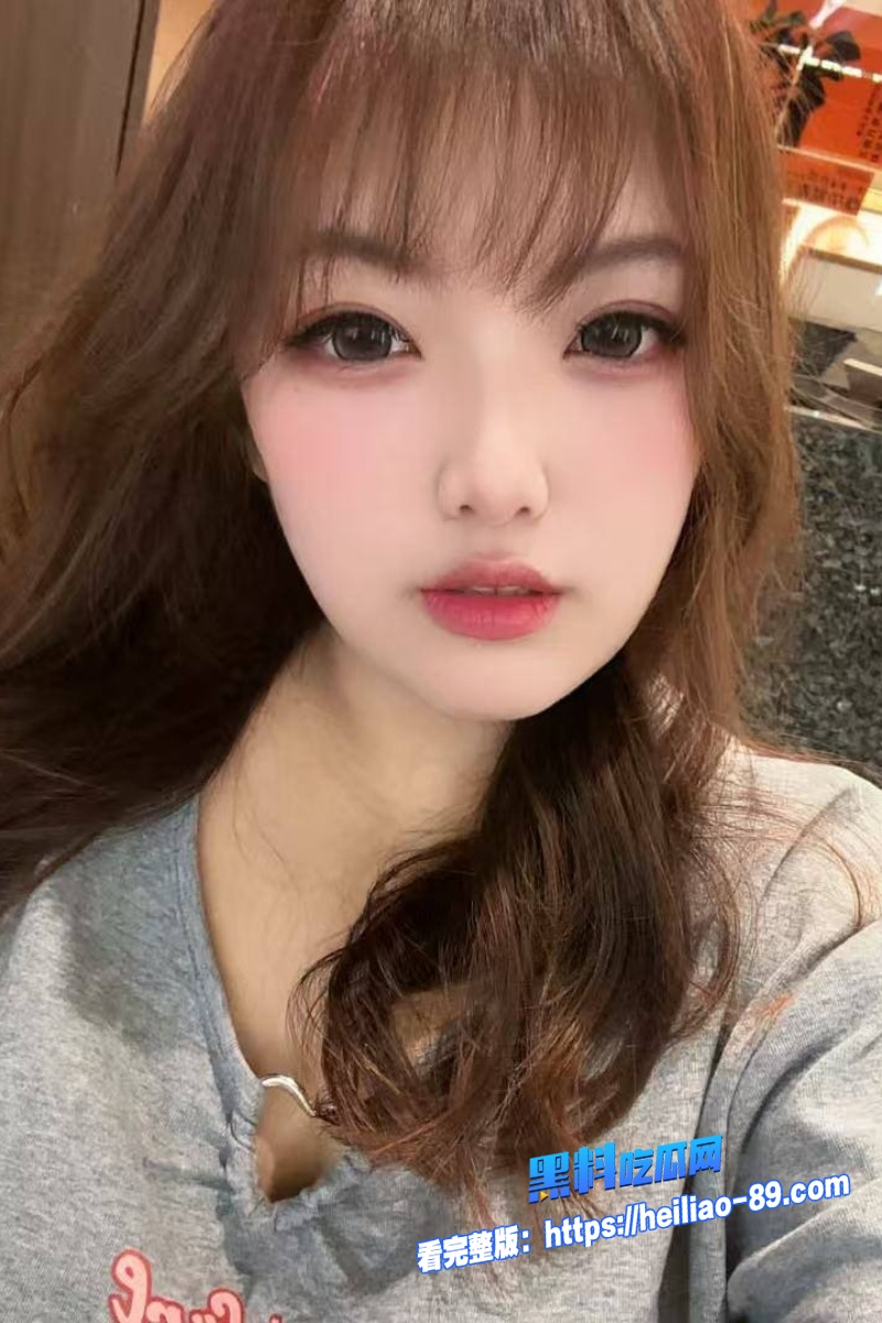 海角家庭乱伦 叔叔带亲侄女去酒店偷情 按摩棒疯狂调教骚穴 各种姿势轮番抽插嫩穴到高潮！3