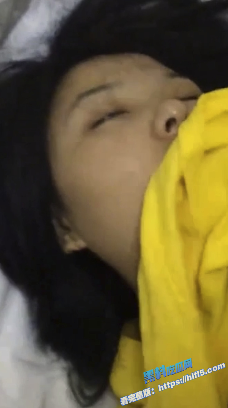 真实迷奸！趁房东不在家 灌醉他的小女儿 各种姿势猛插她的大黑B！2