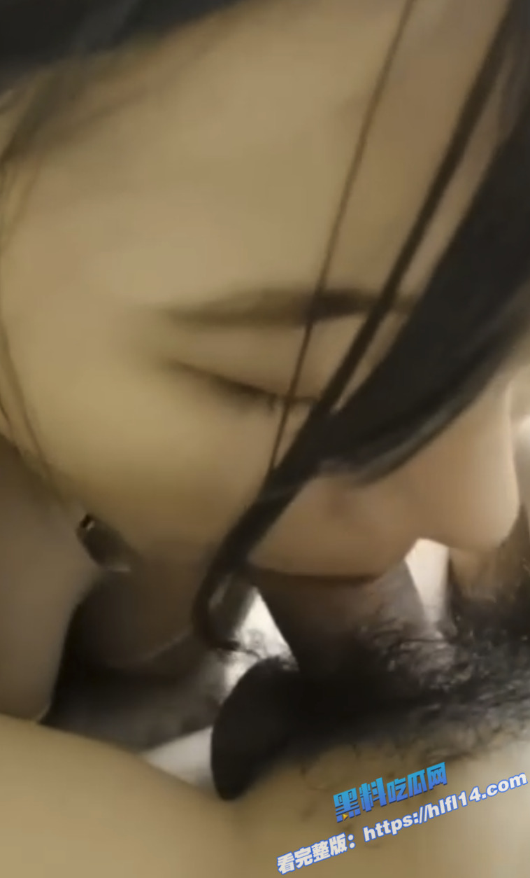 南京某公司反差女财务 陈琳 分手后被男友曝光床上私拍 一对豪乳实在让人羡慕！5