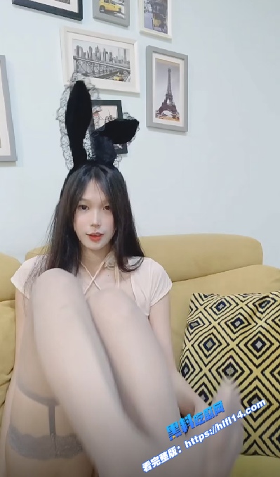 萝莉学生妹 九头身校花 定制穿丝袜裸舞揉逼自慰视频流出！图1