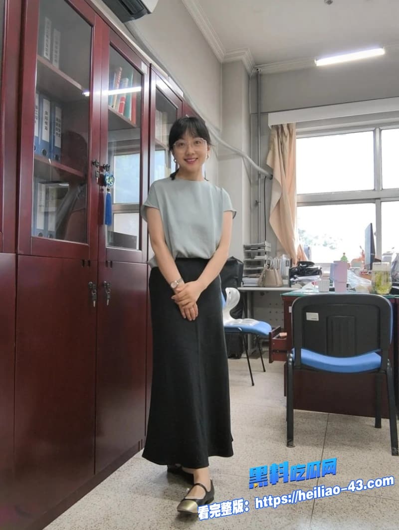 高颜值女教师身穿丝袜勾引学生足交后深喉口交主动骑乘上来狂摇1 高颜值女教师身穿丝袜勾引学生足交后深喉口交主动骑乘上来狂摇1