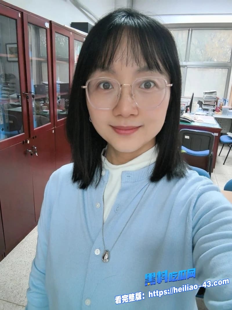 高颜值女教师身穿丝袜勾引学生足交后深喉口交主动骑乘上来狂摇2 高颜值女教师身穿丝袜勾引学生足交后深喉口交主动骑乘上来狂摇2