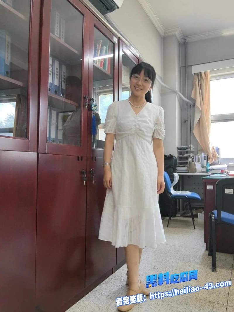 高颜值女教师身穿丝袜勾引学生足交后深喉口交主动骑乘上来狂摇3 高颜值女教师身穿丝袜勾引学生足交后深喉口交主动骑乘上来狂摇3