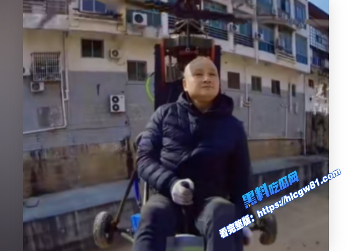 四川剑阁县网红唐飞机驾驶超轻型飞机直播时坠机回放曝光画面显示飞机突然失去控制坠落随后起火燃 图4 四川剑阁县网红唐飞机驾驶超轻型飞机直播时坠机回放曝光画面显示飞机突然失去控制坠落随后起火燃 图4