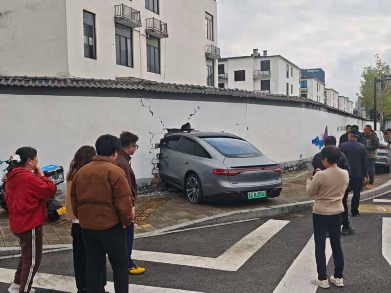 华为智界S7突然撞墙穿墙4 华为智界S7突然撞墙穿墙4