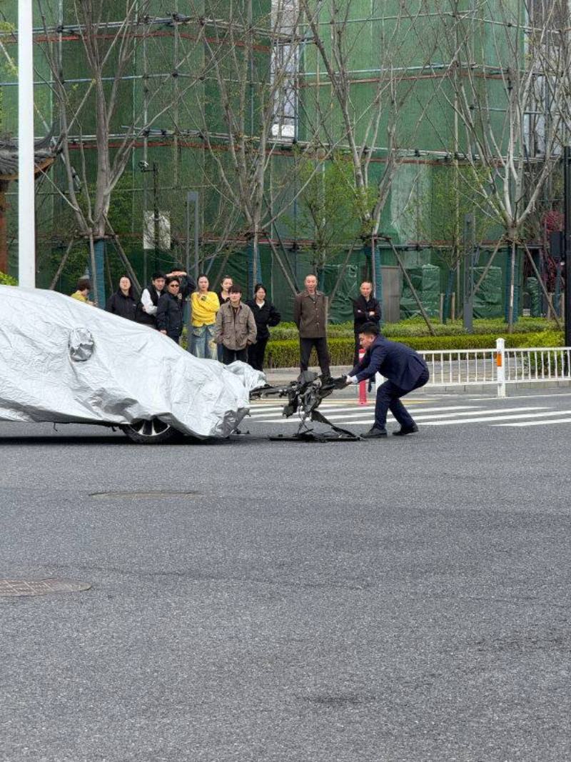 华为智界S7突然撞墙穿墙8 华为智界S7突然撞墙穿墙8
