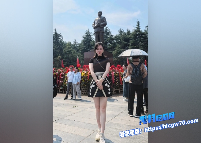 海角乱伦熟女姐姐32岁了穿着开档黑丝出门买东西到家后抱着我不撒手口交伺候无套后入各种姿势被狂干 2