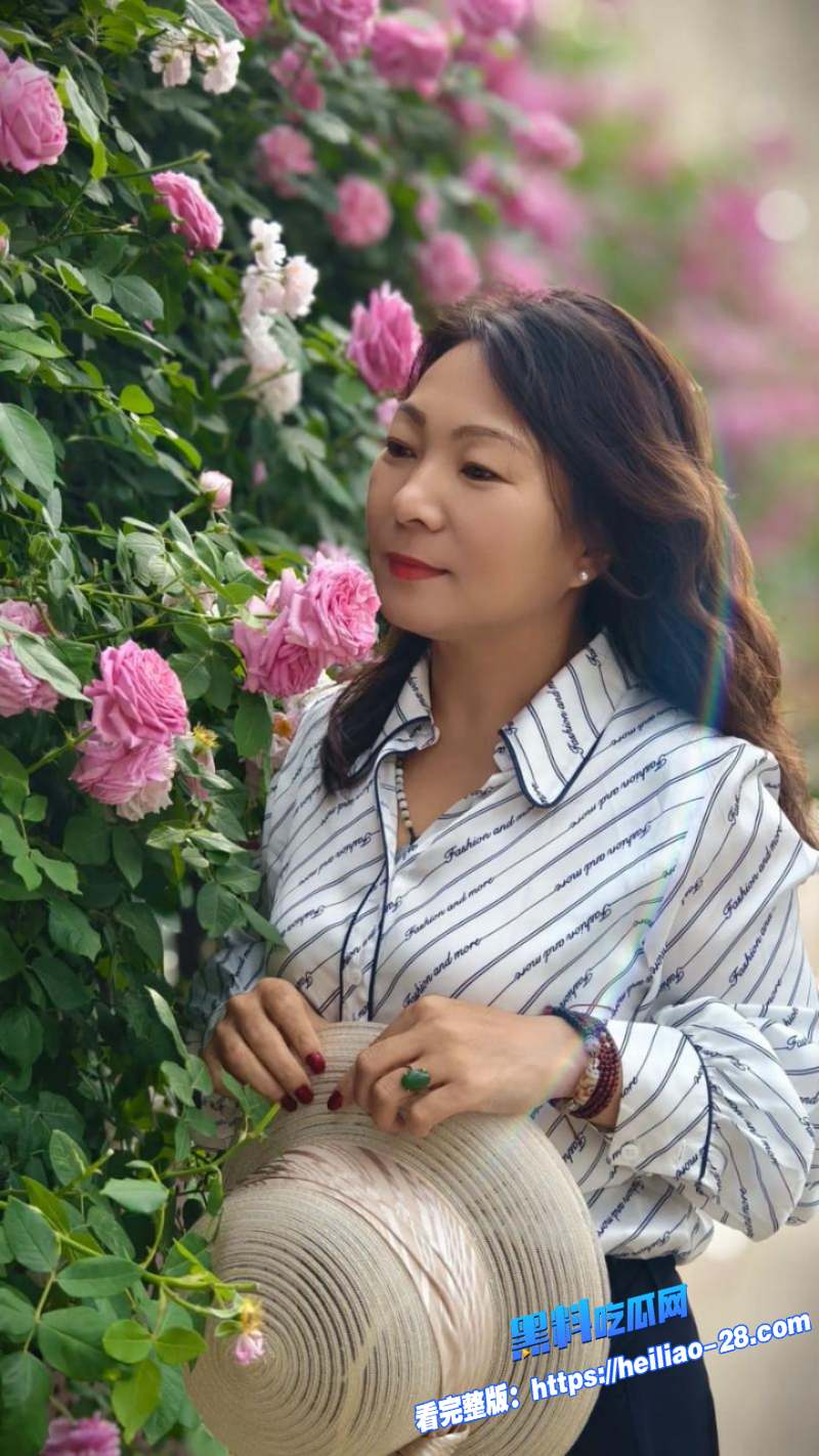 母子乱伦干儿子元旦租房等干妈晚上偷偷过来按摩亲热脱光换性感睡衣多姿势猛干3 母子乱伦干儿子元旦租房等干妈晚上偷偷过来按摩亲热脱光换性感睡衣多姿势猛干3