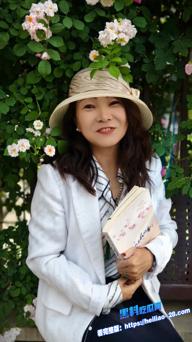 母子乱伦干儿子元旦租房等干妈晚上偷偷过来按摩亲热脱光换性感睡衣多姿势猛干4 母子乱伦干儿子元旦租房等干妈晚上偷偷过来按摩亲热脱光换性感睡衣多姿势猛干4
