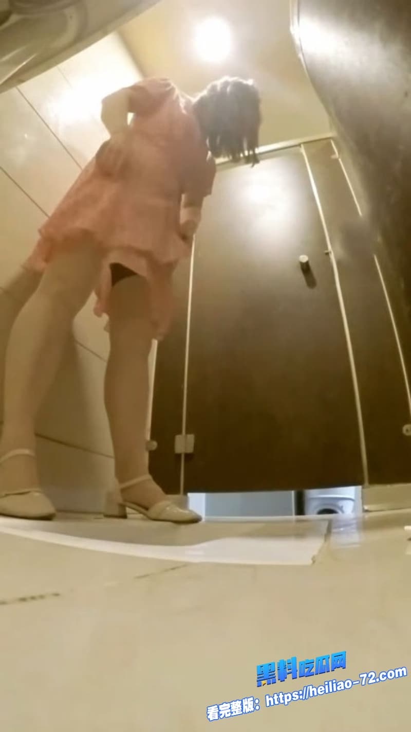 KTV女厕潜入偷拍系列开叉裙骚逼美女穿奇芭内裤难不成要用手接这股骚尿14 KTV女厕潜入偷拍系列开叉裙骚逼美女穿奇芭内裤难不成要用手接这股骚尿14