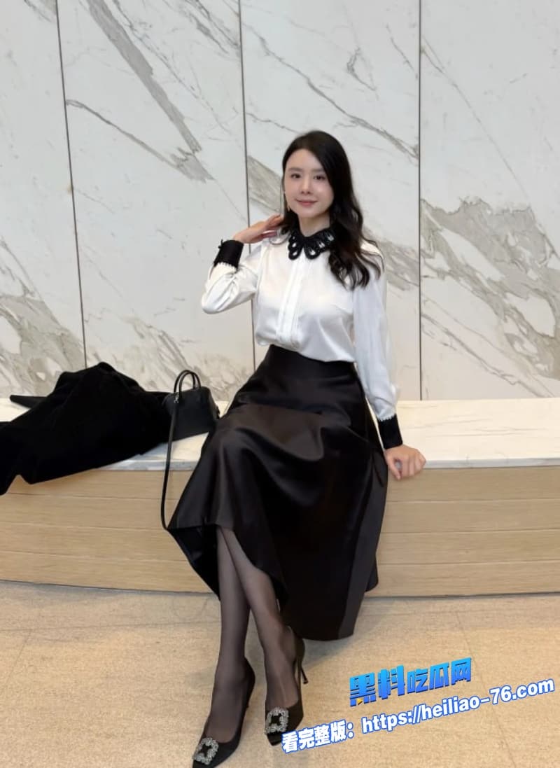 真实母子乱伦极品骚货妈妈身穿性感黑丝狂舔巨屌骚穴被各种姿势暴力打桩到高潮1