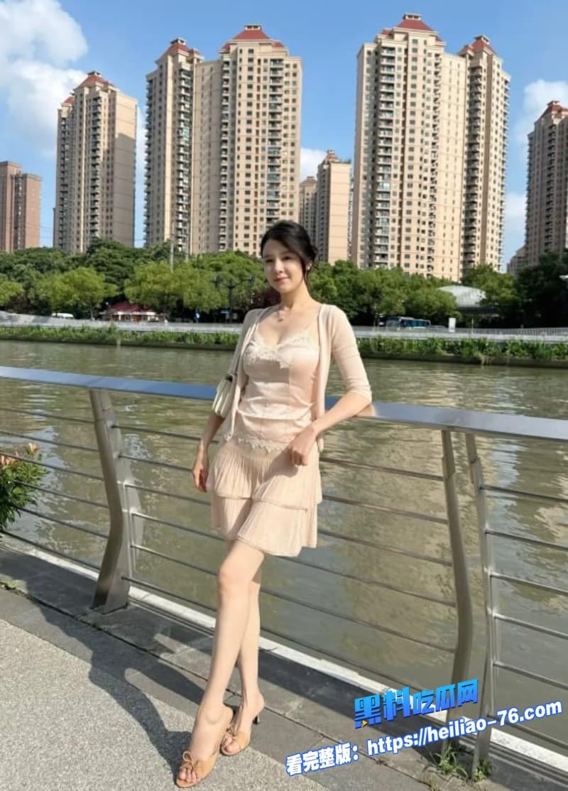 真实母子乱伦极品骚货妈妈身穿性感黑丝狂舔巨屌骚穴被各种姿势暴力打桩到高潮6
