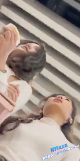 街头抄底偷拍！偷拍大神商场抄底两个小姐姐逛街 完美臀型上演极致诱惑！2