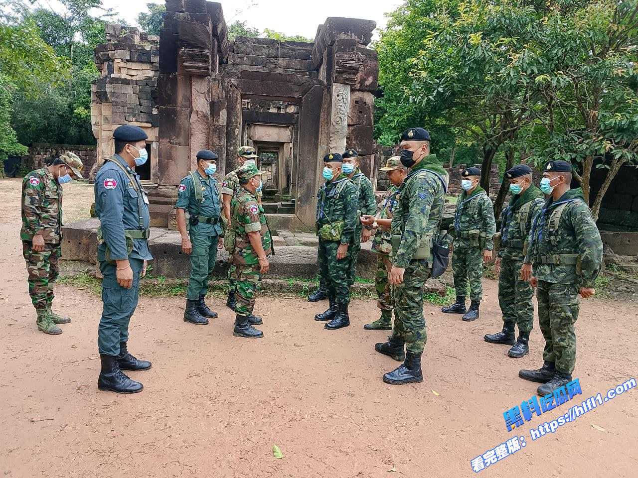今天,柬埔寨和泰国边防部队军人在双方有主权争议的塔莫安通寺前握手言和。02 今天,柬埔寨和泰国边防部队军人在双方有主权争议的塔莫安通寺前握手言和。02