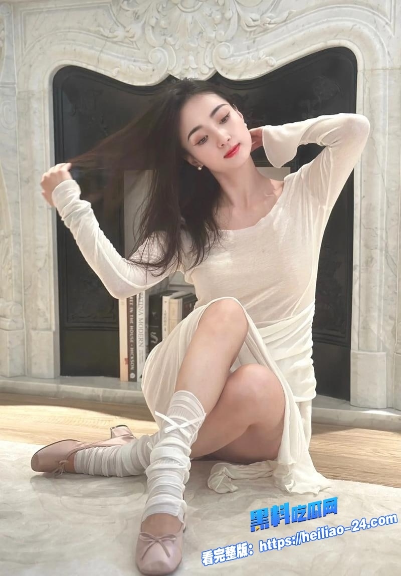 舞蹈老师人妻课后激情狂欢舞蹈服还没来得及换就直奔炮友家开启柔软身体的极限缠绵1