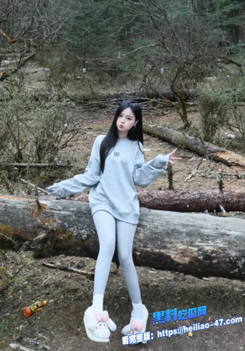 高颜值纹身精神小妹姐妹花与大叔群P视频流出齐刷刷的一起爆操精神小妹这嫩脸蛋看的人根本顶不住1