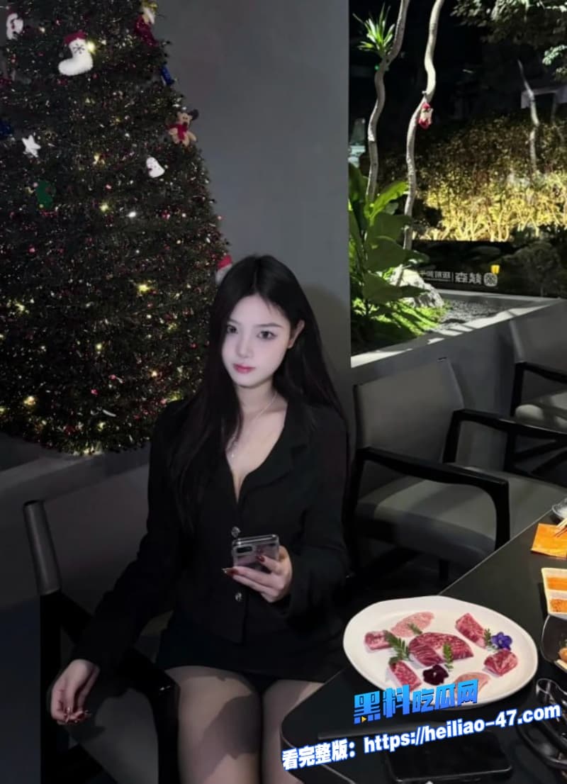 高颜值纹身精神小妹姐妹花与大叔群P视频流出齐刷刷的一起爆操精神小妹这嫩脸蛋看的人根本顶不住3